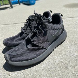 Black Nike Roshes Sneakers (size 7)